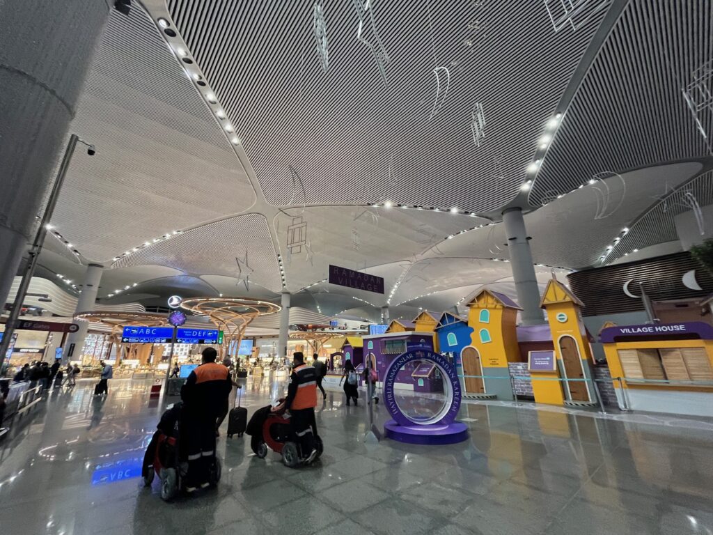 トルコの空港内の様子。海外旅行中にスマホ通信が必要だと感じた場面